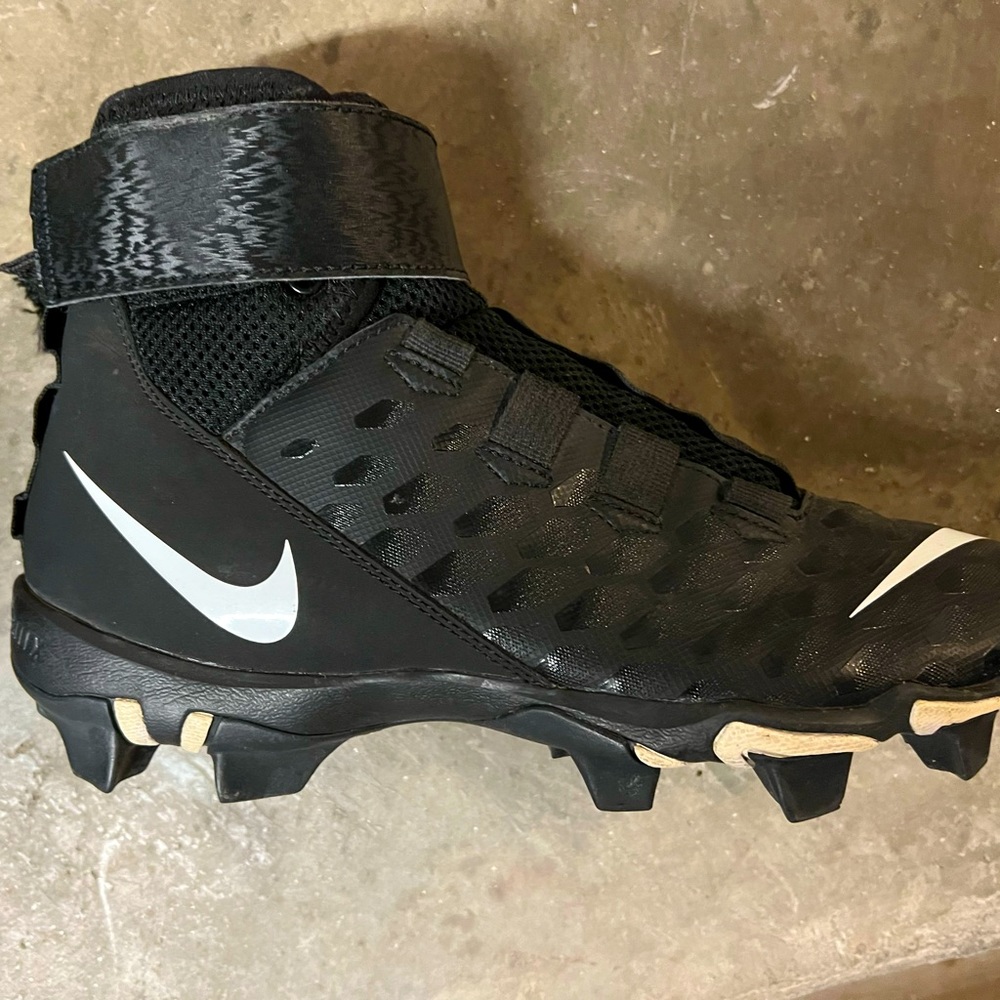 Nike- HighTop Men’s Force Savage 2 - Shark Youth Football cleats